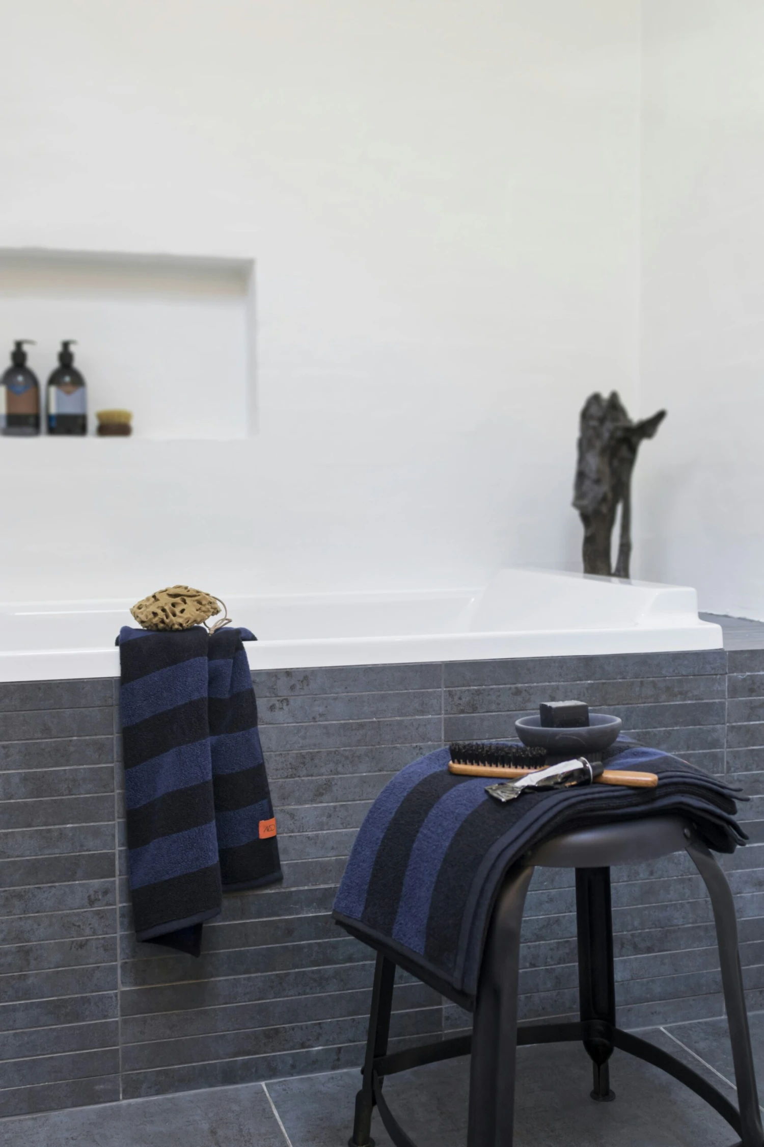 Mette Ditmer Aros Handdoek Midnight Blue, 50x90 Cm - Image 3